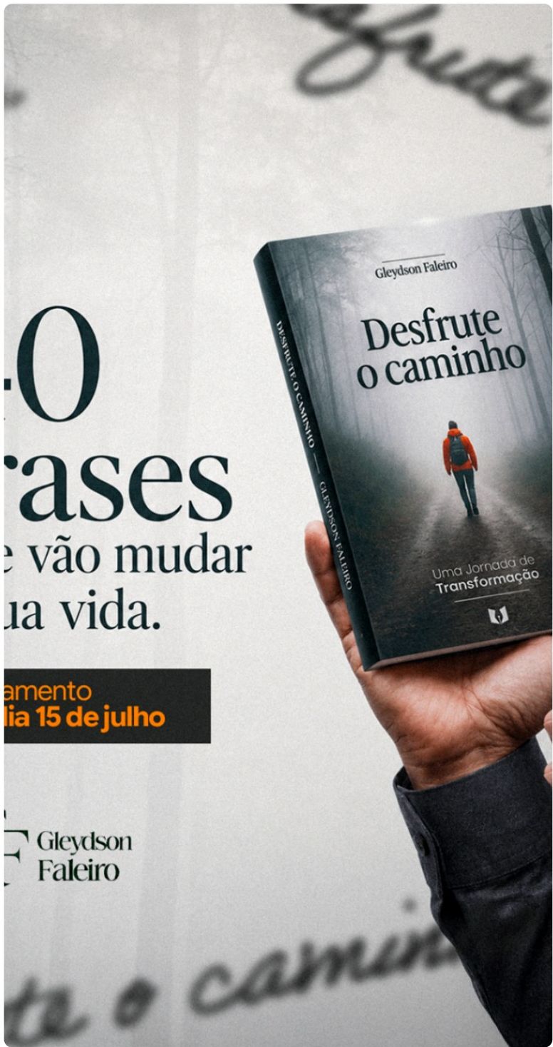 Detalhe do livro em mãos